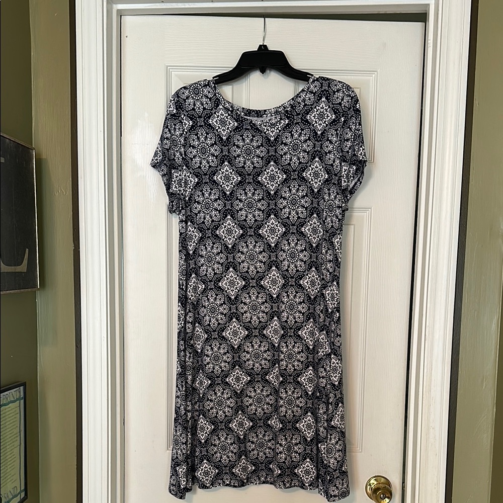Amazon Essentials Women's Short-Sleeve Scoop Neck Swing Dress